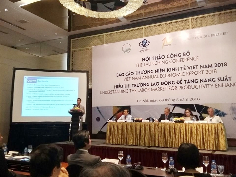 PGS. TS Nguyễn Đức Thành giới thiệu nội dung chính của Báo cáo Kinh tế Việt Nam 2018. Ảnh: Quốc Hùng.
