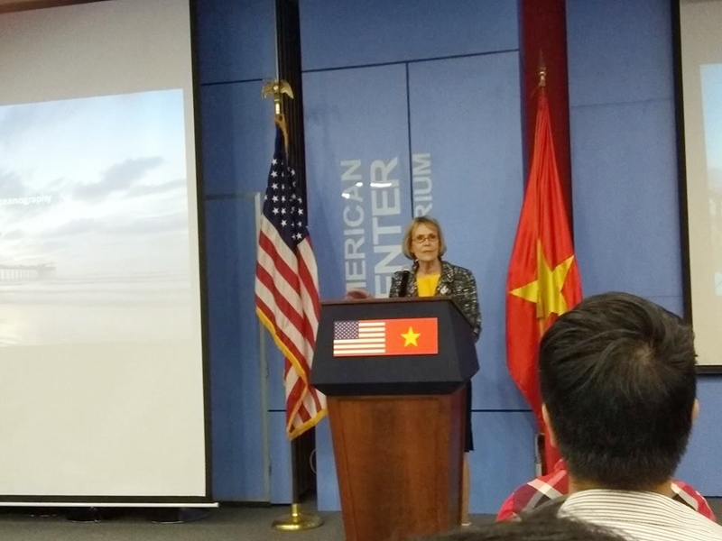 Tiến sĩ Margaret Leinen, phái viên Hoa Kỳ phụ trách khoa học, phát biểu tại hội thảo. Ảnh: Quốc Hùng.