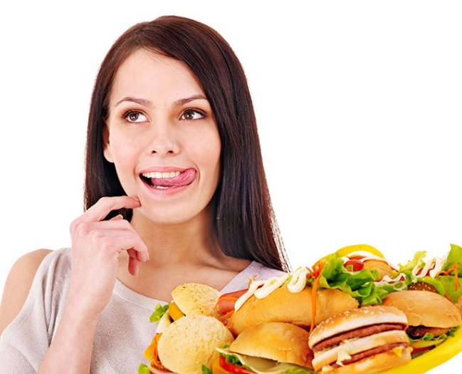Phụ nữ ăn nhiều thức ăn nhanh (trên 4 lần mỗi tuần) có nguy cơ vô sinh cao gấp đôi người có chế độ ăn bình thường - Ảnh: minh hoạ