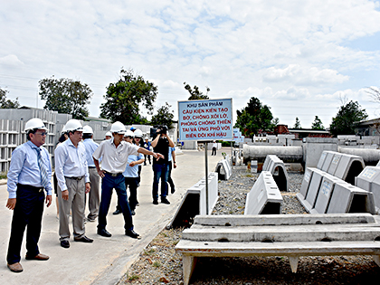 Đoàn công tác Bộ NN-PTNT và lãnh đạo các tỉnh Bến Tre, Cà Mau tham quan các sản phẩm cấu kiện tạo bờ, chống xói lở, phòng chống thiên tai và ứng phó với BĐKH của Busadco.