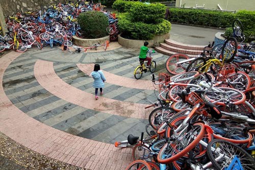 Xe đạp chia sẻ bị vứt ngổn ngang tại Trung Quốc Ảnh: AMUSINGPLANET.COM