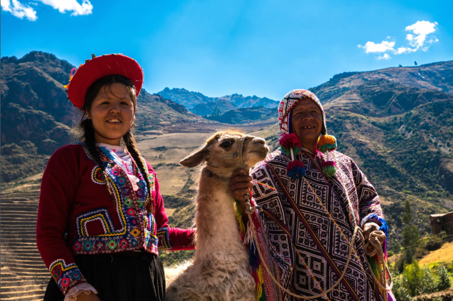 Người bản địa Châu Mỹ bên cạnh lạc đà ở Thung lũng Thiêng, Cusco (Peru). Ảnh: Live Science