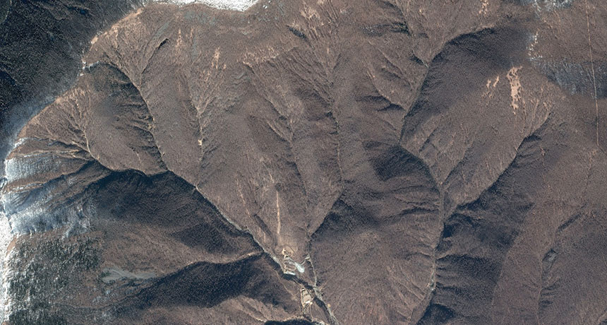 Hình ảnh vệ tinh và dữ liệu địa chấn tiết lộ tình trạng cơ sở thử nghiệm hạt nhân dưới lòng đất của Bắc Triều Tiên có thể đã sụp đổ, hoàn toàn hoặc một phần. Tuy nhiên giả thuyết này vẫn cần phải được kiểm chứng. Ảnh: Google Earth.  