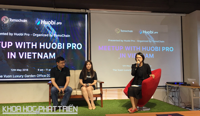 Ông Vương Quang Long và bà Wuxing trả lời các câu hỏi về blockchain và sàn giao dịch Houbi Pro. Ảnh: Dung Đoàn