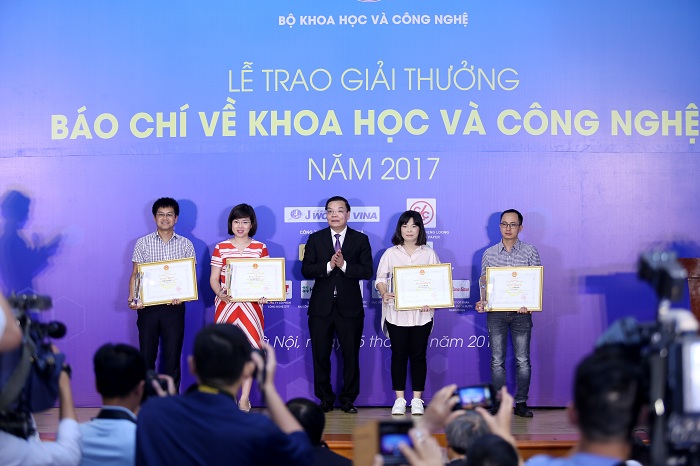 Bộ trưởng Bộ KH&CN Chu Ngọc Anh trao giải cho các giải Nhất giải thưởng báo chí về KH&CN năm 2018.  Nguồn ảnh:  CESTC