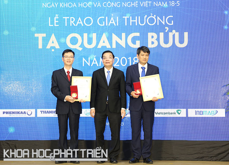 Bộ trưởng KH&CN Chu Ngọc Anh trao giải chính cho PGS.TS Phạm Văn Hùng (bìa trái) và TS Trần Đình Phong