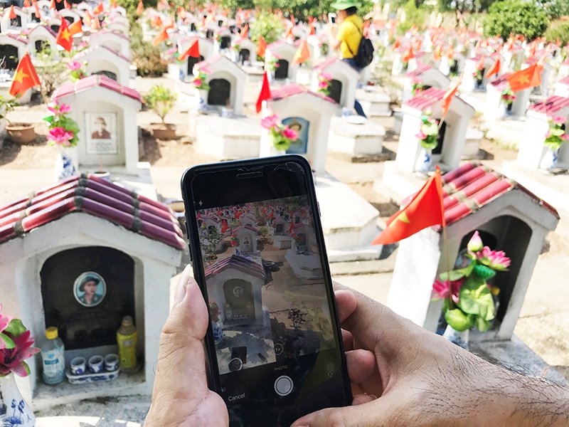 Công cụ chính của việc chụp ảnh, đối soát thông tin dữ liệu mộ liệt sĩ là những chiếc điện thoại thông minh cài phần mềm do Tổng Công ty Bưu điện Việt Nam xây dựng.