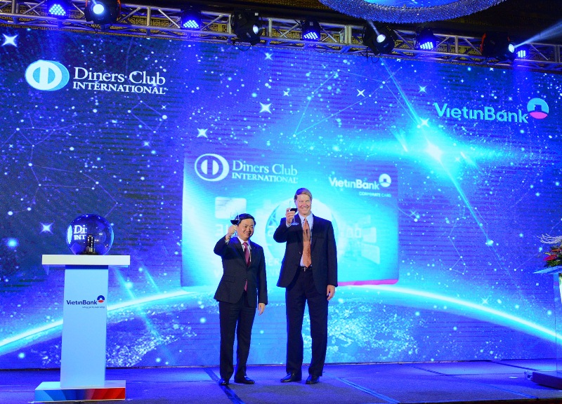 Ông Lê Đức Thọ (trái) và ông David Nelms tại Ra mắt Thẻ tín dụng quốc tế doanh nghiệp VietinBank Diners Club. Ảnh: Vietinbank