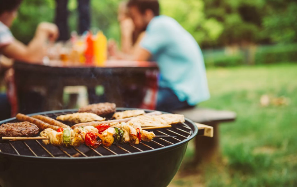 Các bữa tiệc BBQ có thể làm tăng khả năng phơi nhiễm với các chất gây ung thư do da tiếp xúc trực tiếp với khó. Ảnh: Shutterstock