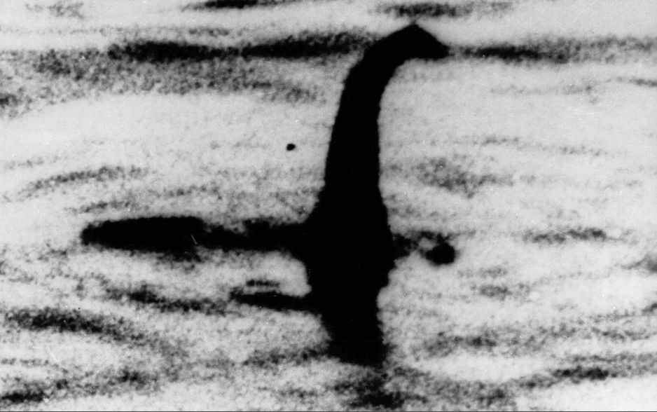 Bức ảnh được cho là của Nessie do một bác sĩ phẫu thuật người Anh chụp vào năm 1934 hóa ra chỉ là trò bịp bợm. Ảnh: AP/REX/Shutterstoc