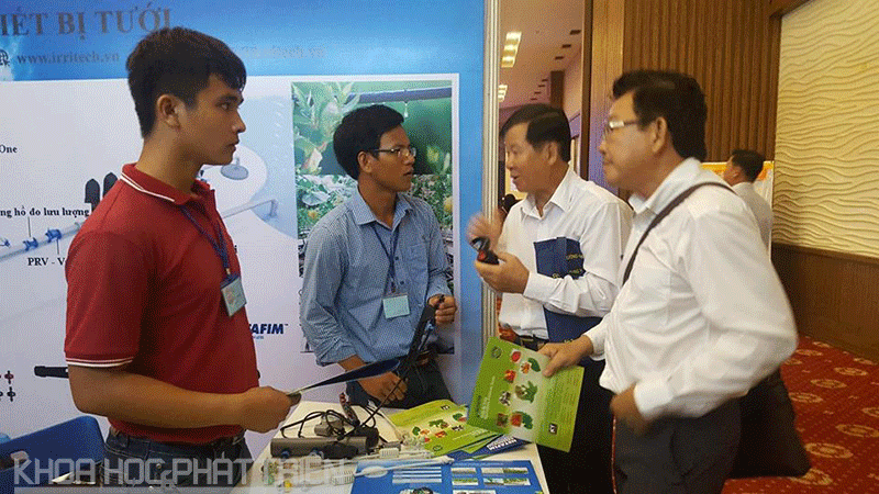 Đại biểu quan tâm đến những công nghệ xử lý, tưới nước phục vụ nông nghiệp