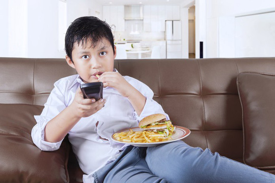 Trẻ có thể dán mắt vào những hình ảnh vui nhộn trong quảng cáo và bị kích thích ăn thêm nhiều thứ không lành mạnh - ảnh: India TV