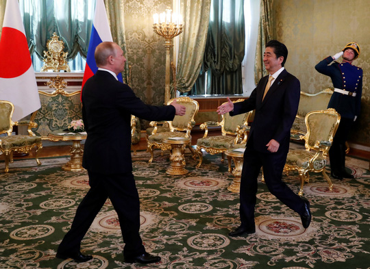 Tổng thống Putin và Thủ tướng Abe gặp nhau ở Kremlin. Ảnh: Reuters