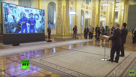 Cuộc gọi video của Tổng thống Putin và ông Abe được thực hiện ngay trong điện Kremlin. Ảnh: RT