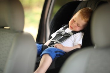 Đừng để trẻ con trong xe vào một ngày trời nóng, dù bạn đỗ xe dưới bóng râm.