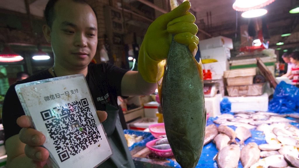 Người bán cá cũng có mã QR Code riêng để khách trả tiền qua di động - Ảnh: South China Morning Post