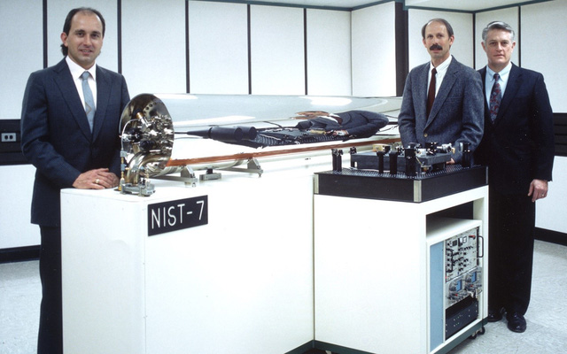 Các nhà nghiên cứu bên cạnh đồng hồ nguyên tử Cesium mã NIST-7. Được đặt tại Gaithersburg, bang Maryland, chiếc đồng hồ này chịu trách nhiệm đo đếm thời gian ở Mỹ từ năm 1993 đến năm 1999, nhưng sau này đã được thay thế bằng loại đồng hồ Cesium khác chính xác hơn. Ảnh: Viện Tiêu chuẩn và Công nghệ Quốc gia Mỹ.
