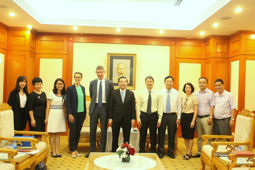 Bộ trưởng Chu Ngọc Anh và Đại sứ Giles Lever cùng các đại biểu dự buổi tiếp.  