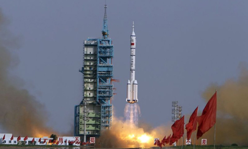 Tên lửa đưa ba phi hành gia lên trạm Thiên Cung 1. Ảnh: Jason Lee/Reuters.  