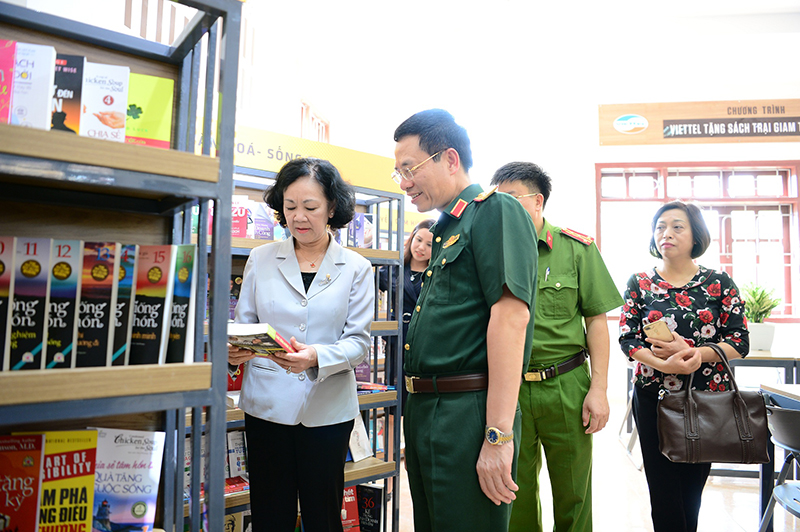 Đồng chí Trương Thị Mai và Thiếu tướng Nguyễn Mạnh Hùng tham quan thư viện sách tại trại giam Ngọc Lý
