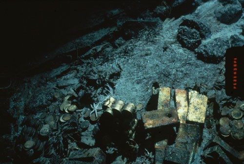 Đồng tiền vàng và thỏi vàng được tìm thấy tại xác tàu S.S. Central America năm 1989 Ảnh: AP