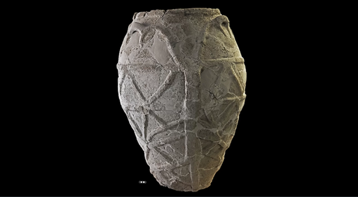 Chiếc bình đựng dầu ô-liu 4000 năm tuổi sau khi được phục dụng thành công. Ảnh: Bảo tàng Paolo Orsi Museum 