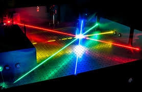 Với laser silicon mới, sóng âm thanh được sử dụng như một bộ khuyếch đại chùm ánh sáng - Ảnh : Fraunhofer IPM