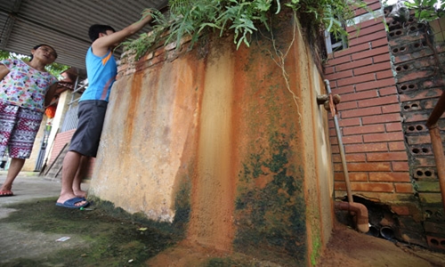 100% người dân tại thôn Linh Quy, xã Kim Sơn, huyện Gia Lâm phải xây dựng bể lọc nước để sinh hoạt do nguồn nước giếng khoan bị ô nhiễm trầm trọng. Ảnh: Dân Việt.