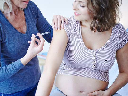 Các chuyên gia Úc khuyến cáo phụ nữ mang thai nên tiêm phòng cúm nếu chưa tiêm, nhất là khi bạn đang mang thai giữa mùa dịch - ảnh: Momstatic