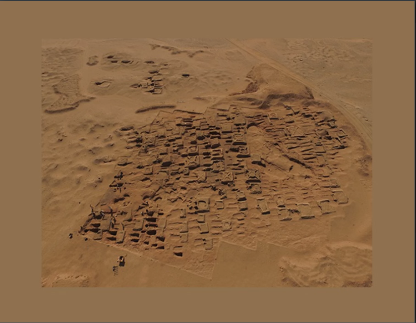 Các bản khắc của người Meroe được tìm thấy trong quá trình khai quật cuối năm 2017, tại vùng đất hiện nay thuộc Sudan. Trên đây là hình ảnh khu khai quật chụp từ trên cao. Ảnh: Vincent Francigny.   