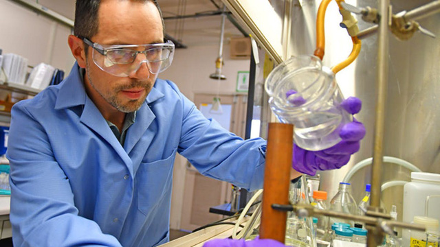 Nhà hóa học vật liệu nổ David Chavez thực hiện nghiên cứu trong phòng thí nghiệm quốc gia Los Alamos.