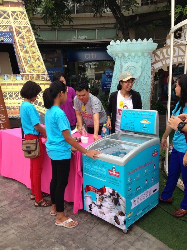 Dự án Farmsook Ice Cream - một dự án được giới thiệu trên Thailand Social Innovation Platform. Dự án này không chỉ tổ chức các lớp dạy làm kem tại nhà mà còn hướng dẫn các kỹ năng kinh doanh cho trẻ em thiệt thòi từ 13-18 tuổi.