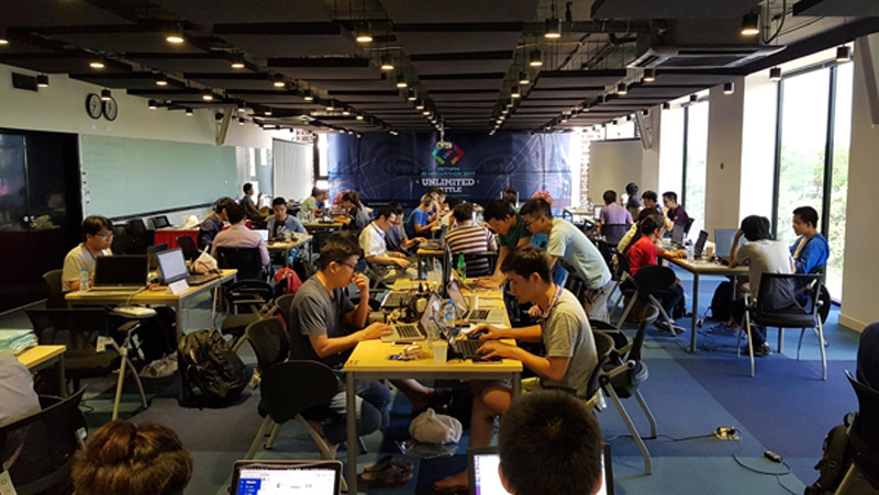 Các đội thi chính thức tranh tài tại Vietnam AI Hackathon 2017. Ảnh: Up