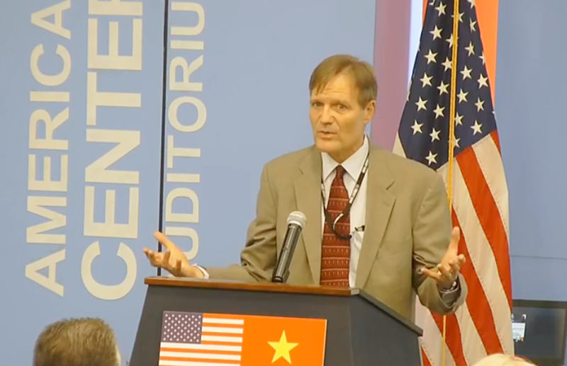 Michael Greene, giám đốc USAID tại Việt Nam, công bố khoản tài trợ mới cho hai dự án của MCD. Ảnh: Quốc Hùng.
