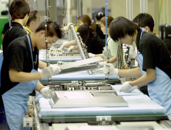 Công nhân làm việc tại một nhà máy của Tập đoàn Samsung ở Suwon, Hàn Quốc. (Nguồn: AFP/TTXVN)