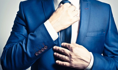 Đeo cà vạt quá chặt có thể gây hại đến sức khỏe nam giới. Ảnh: Shutterstock.