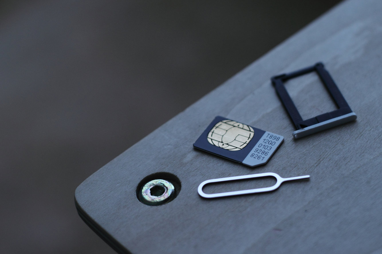 Thẻ SIM, khay đựng SIM và dụng cụ lấy SIM từ điện thoại. MIKI Yoshihito/Flickr