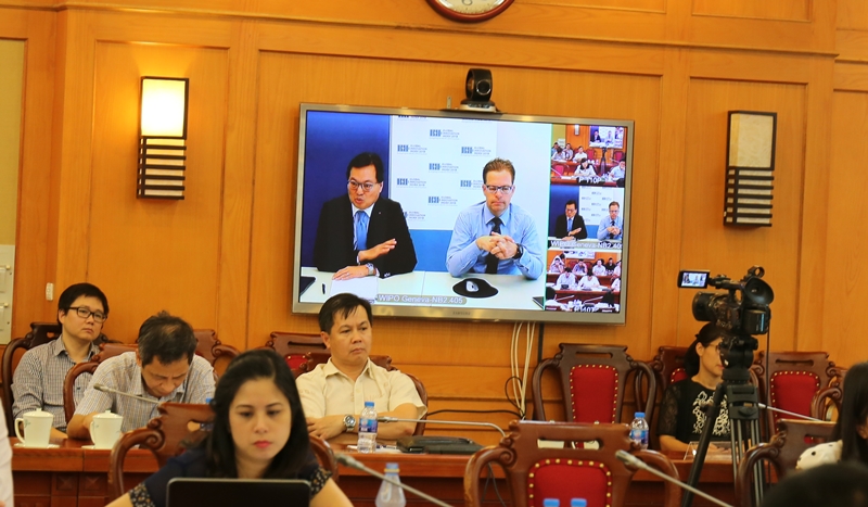 Đại sứ Dương Chí Dũng (bên trái) và ông Sacha Wunsch-Vincent, chuyên gia cao cấp của WIPO (bên phải) tham gia buổi hội thảo trực tuyến. Ảnh Quốc Hùng.