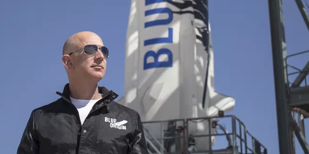 Tỷ phú giàu nhất thế giới Jeff Bezos có tham vọng biến Mặt Trăng thành thuộc địa của loài người. Ảnh: Futurism 