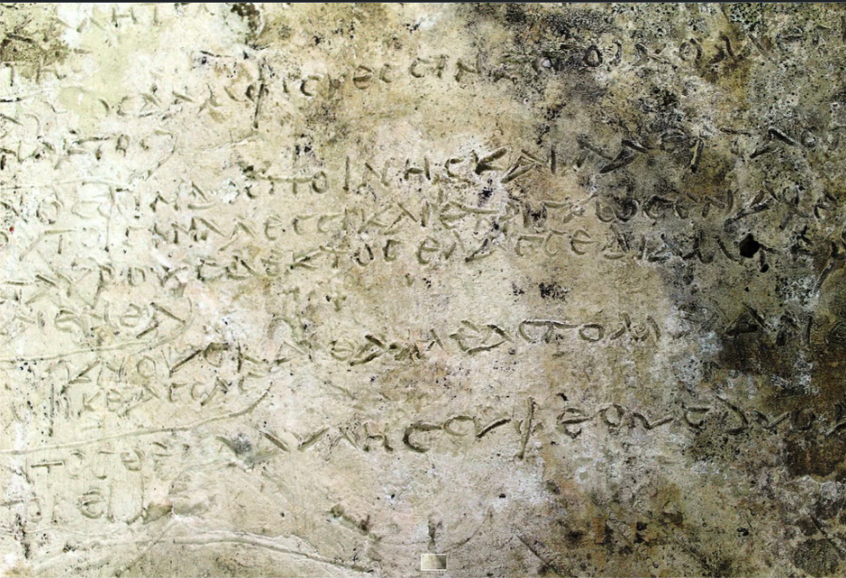 Phiến đất nung khắc những khúc cổ nhất trong trường ca Odyssey, được tìm thấy tại khu thánh địa Olympia. Ảnh: Bộ Văn hóa Hy Lạp 