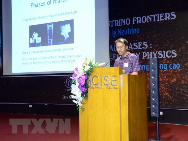 Giáo sư Đàm Thanh Sơn thuyết trình tại hội nghị. (Ảnh: Quốc Dũng/TTXVN)