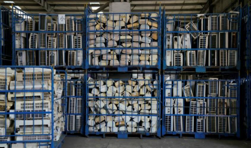 Một kho máy điều hòa tái chế tại thị trấn Guiyu, tỉnh Quảng Đông, Trung Quốc, khu vực được ví là kho phế liệu điện tử lớn nhất thế giới. Ảnh: Reuters.