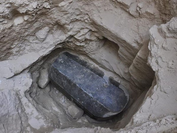 Chiếc quách khổng lồ bằng đá đen vừa được phát hiện tại thành phố Alexandria. (Nguồn: Bộ Cổ vật Ai Cập)