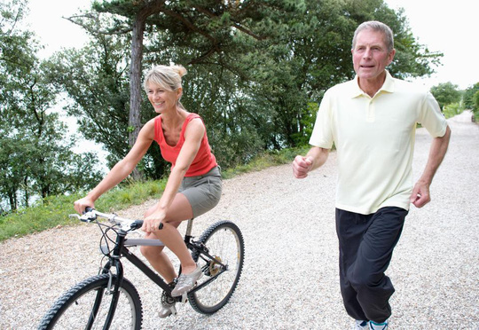 Đạp xe rất có lợi cho người trung niên và cao niên - ảnh: THE SUN