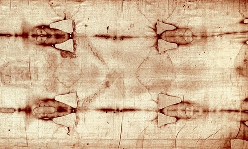 Tấm vải liệm Turin được cho là tấm vải bọc thân thể của Chúa Jesus sau khi bị đóng đinh. Ảnh: AP.