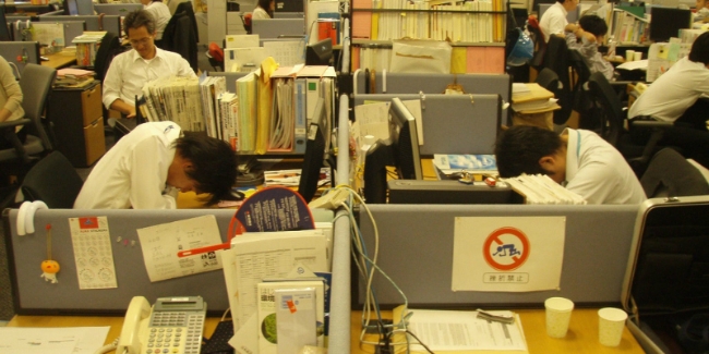 Ngũ gật nơi bàn làm việc là phổ biến tại Nhật Bản - Ảnh: Internet
