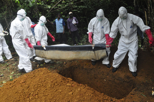 Một trong số hàng ngàn người chết vì Ebola được chôn cất trong nghĩa trang cách ly ở Sierra Leone trong vụ dịch 2014-2016 - ảnh: AP