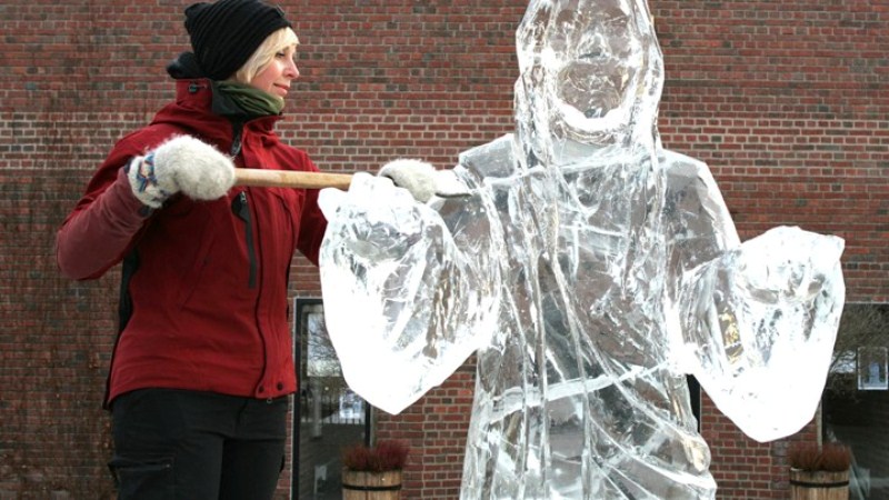  Nghệ sĩ Tjaasa Gusfors bên bức tượng Chúa Jesus bằng băng của mình ở Stockholm năm 2011. Nguồn: TT News Agency