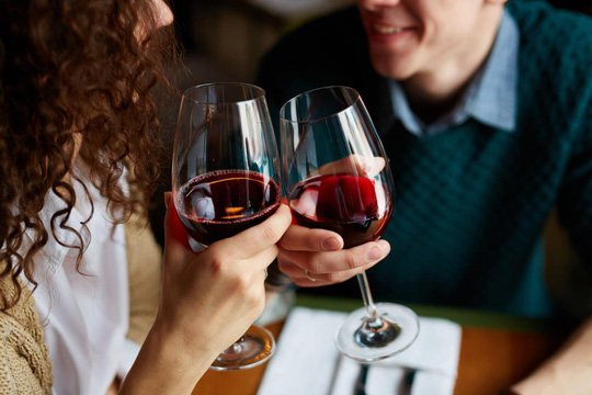 Uống rượu ít hoặc vừa đem lại một số lợi ích sức khỏe; trái lại uống rượu quá nhiều, nghiện rượu sẽ có tác dụng ngược - ảnh: MEDICAL NEWS TODAY