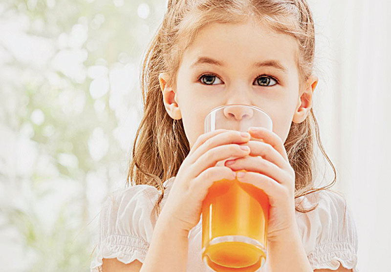 Trẻ nhỏ uống quá nhiều nước ép trái cây sẽ có hại